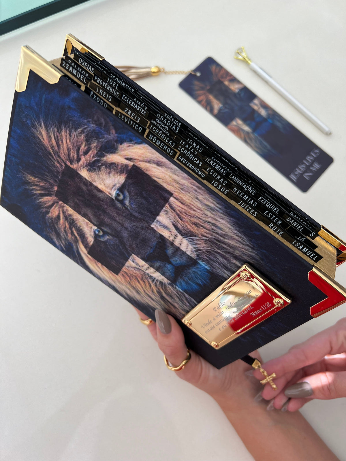 Combo Bíblia Jesus lives in me + Cartela de índice + Marcador de página + Placa grande