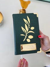 Combo Bíblia Courino Oliva com Oliveira Dourada vazado + Cartela de índices Dourada+ Placa Grande Dourada