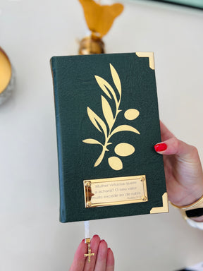 Combo Bíblia Courino Oliva com Oliveira Dourada vazado + Cartela de índices Dourada+ Placa Grande Dourada