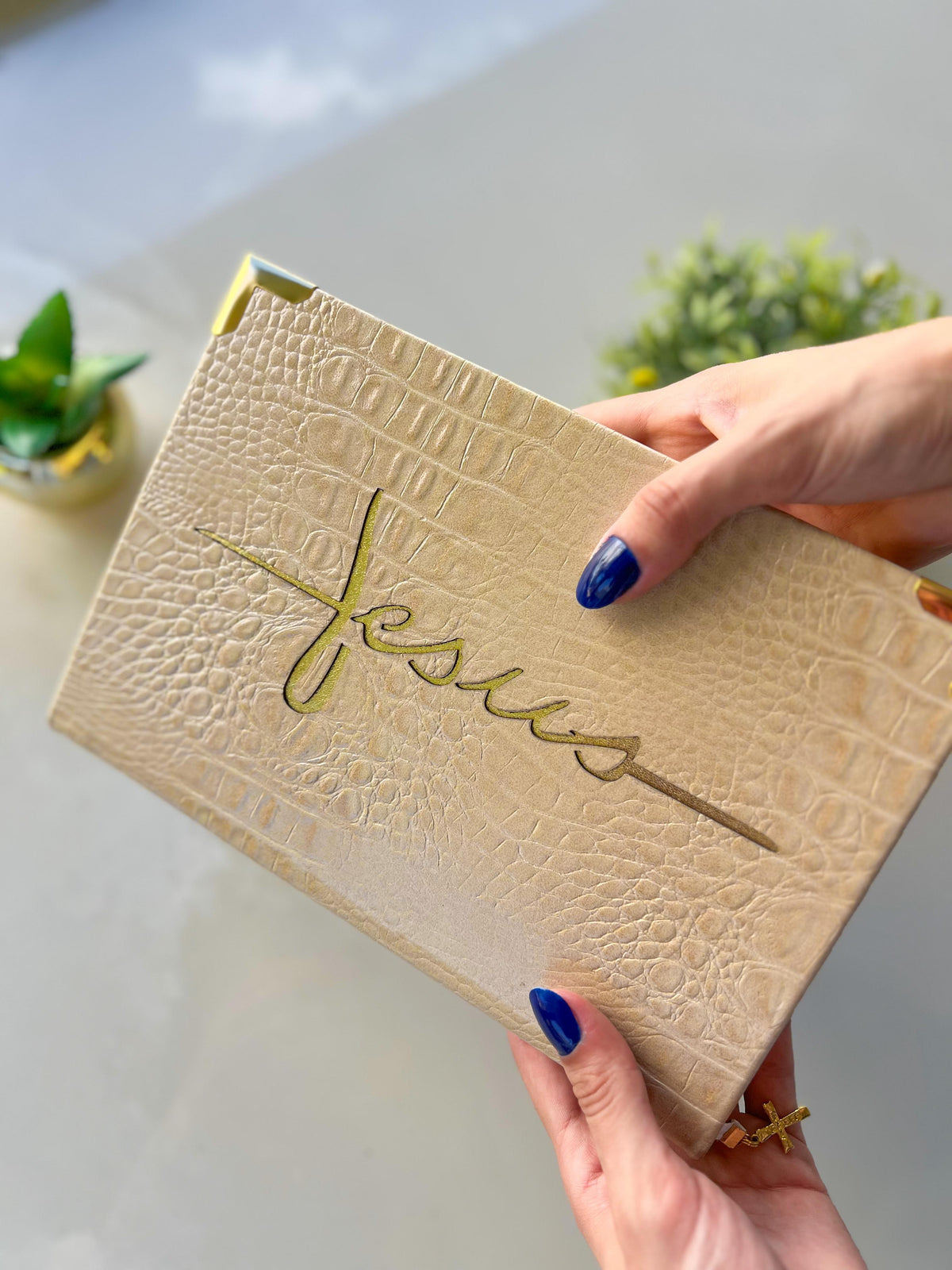 Black Bíblia Couro Nude com Jesus vazado dourado